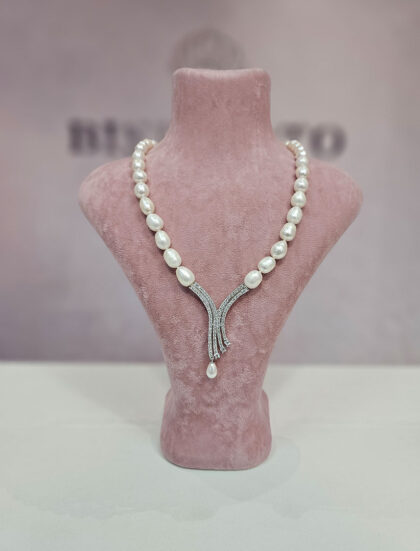 Vesper ogrlica s duguljastim biserima i srebrnom ukrasnom kopčom – elegantan ručni rad iz Sarajeva | Biseri i to