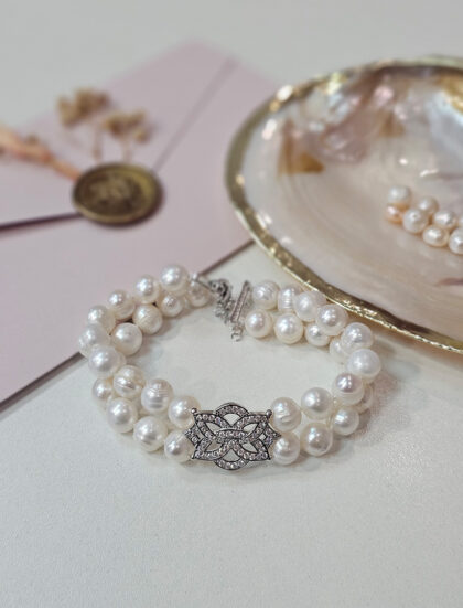 Dvostruka biserna narukvica Elyssia sa srebrnim ukrasom