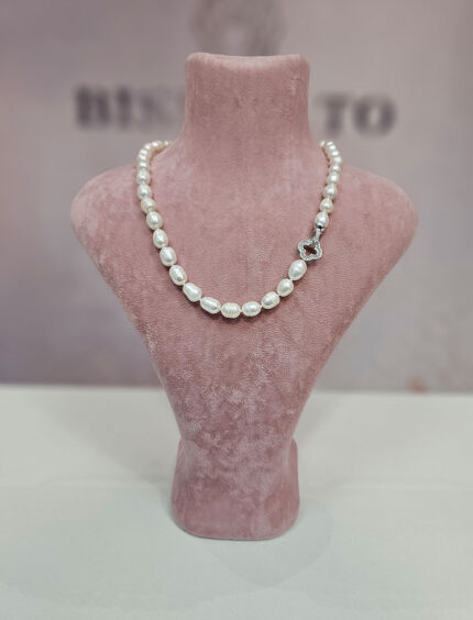Van cleef ogrlica od bisera prirodnog oblika s ukrasnom kopčom.