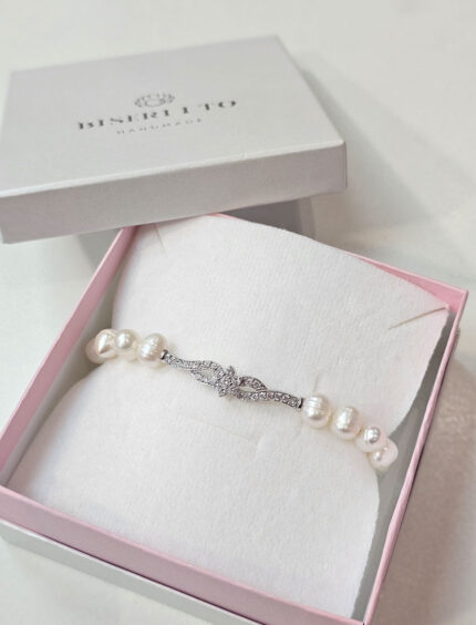 Celestia narukvica od slatkovodnih bisera u otvorenoj poklon kutiji.