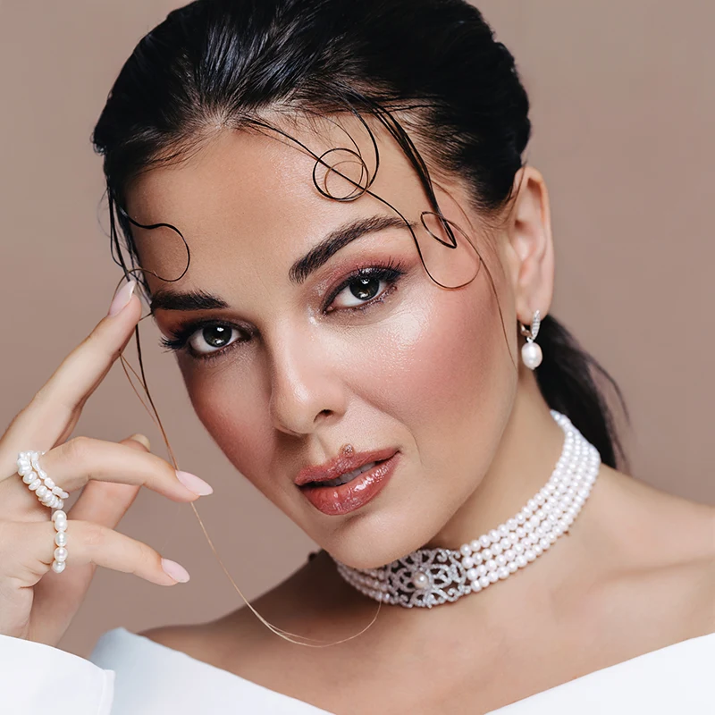 Model nosi ogrlicu, naušnice i biserni prsten iz kolekcije Biseri i To