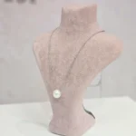 one-pearl ogrlica s jednim bijelim riječnim biserom na tankoj sajlici