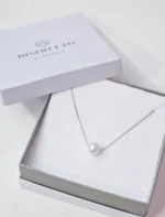 one-pearl ogrlica s jednim riječnim biserom u otvorenoj kutiji za nakit