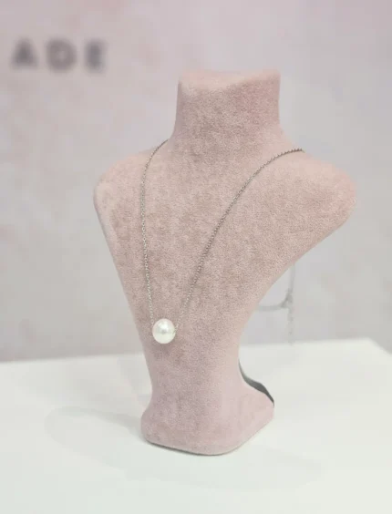 one-pearl ogrlica s jednim bijelim riječnim biserom na tankoj sajlici