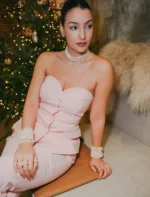 Selvia choker ogrlica od riječnih bisera pri nošenju